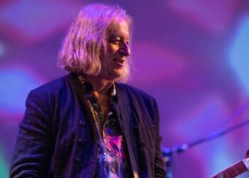 rem.’s-peter-buck-to-appear-in-new-vevo-music-series-‘singing-earth’