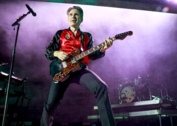 johnny-marr-joins-franz-ferdinand-onstage-for-rendition-of-smiths-classic