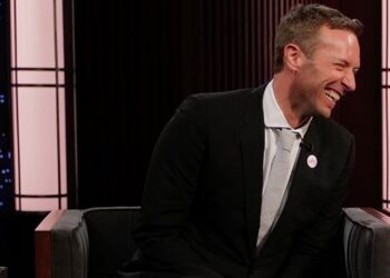 watch-coldplay-cover-the-proclaimers’-‘sunshine-on-leith’