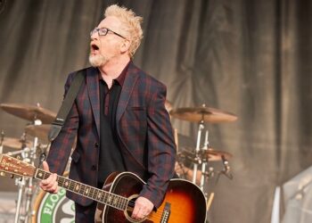 flogging-molly-cancels-tour-dates-due-to-frontman-dave-king’s-‘very-serious-health-condition’