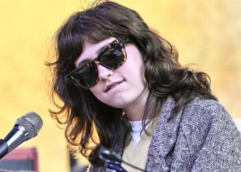 ‘weird-al’-yankovic-stars-as-clairo-in-ayo-edebiri-directed-‘terrapin’-video