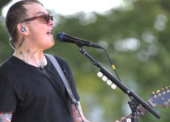 blink-182-jams-‘bored-to-death’-with-matt-skiba-at-la-fire-relief-benefit-concert