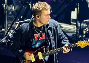 sam-fender-performing-at-2025-brit-awards