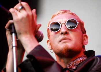 layne-staley’s-journals-to-be-released-as-new-book;-alice-in-chains-add-headlining-dates