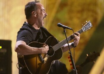 dave-matthews,-ezra-koenig-&-more-donate-signed-items-to-la-fire-relief-auction