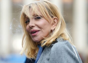 courtney-love-has-no-secrets-to-conceal-with-cover-of-bob-dylan’s-‘like-a-rolling-stone’