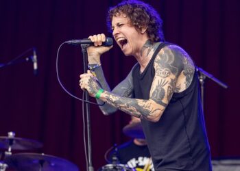 laura-jane-grace-defends-performance-at-sanders-rally-from-conservative-backlash