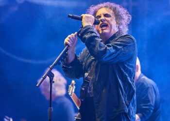 who’s-next?-the-cure’s-robert-smith-to-curate-2026-teenage-cancer-trust-lineup