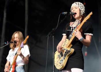 wet-leg-announces-nyc-&-la-club-shows-amid-new-music-teasers