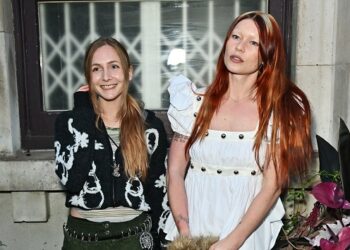 wet-leg-announces-new-single,-‘catch-these-fists’