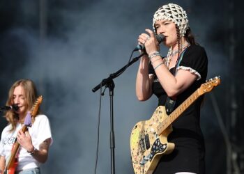 wet-leg-confirms-‘catch-these-fists’-single-release-date