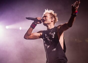 watch-sum-41’s-final-video,-‘radio-silence’