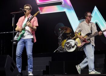 weezer-plays-coachella-following-arrest-of-bassist’s-wife