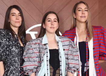 haim-pitches-appearance-on-﻿’hacks’﻿-following-costar’s-shoutout