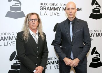 apc’s-billy-howerdel-prepares-for-‘different-kind-of-bodily-chemistry’-on-2025-leg-of-sessanta-tour