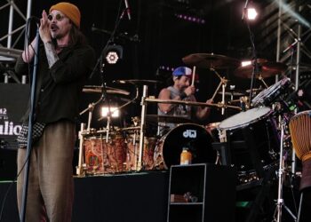 brandon-boyd-pitches-incubus-at-coachella-following-surprise-appearance-at-zedd-set