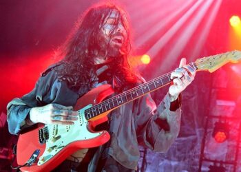 biffy-clyro-announces-new-single,-‘a-little-love’