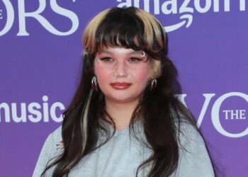 lola-young-sings-u2-at-the-ivors-ceremony