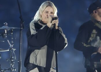 hairy-is-no-longer-the-head-after-linkin-park’s-emily-armstrong-gave-mid-show-haircut-to-fan