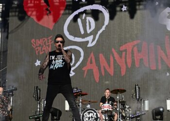 new-simple-plan-documentary-﻿’the-kids-in-the-crowd’﻿-to-premiere-in-july