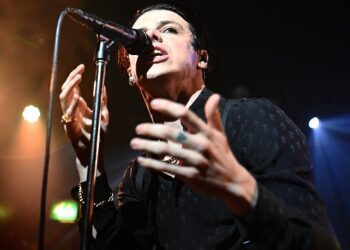 he-can-change:-yungblud-performs-cover-of-the-verve’s-‘bitter-sweet-symphony’