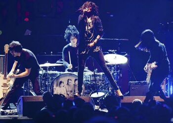 the-dead-weather-members-reunite-backstage-at-queens-of-the-stone-age-concert