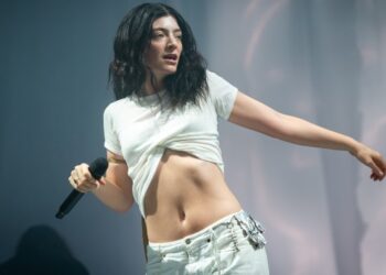 lorde-plays-surprise-glastonbury-set-‘on-the-day-that-“virgin”-is-born’