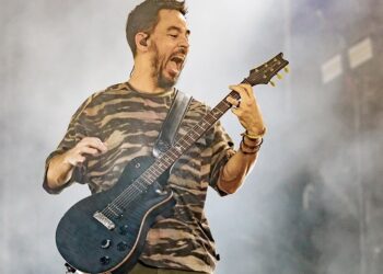 mike-shinoda-sports-t-shirt-quoting-website’s-linkin-park-criticism