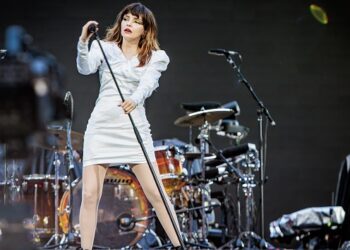 chvrches-begin-work-on-next-album:-‘we’ll-see-you-soon!’