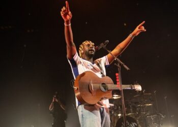 myles-smith-says-scaling-up-to-stadiums-has-been-‘an-insane-journey’-but-‘such-a-privilege’