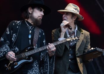 perry-farrell’s-ex-jane’s-addiction-bandmates-file-lawsuit-over-onstage-punch