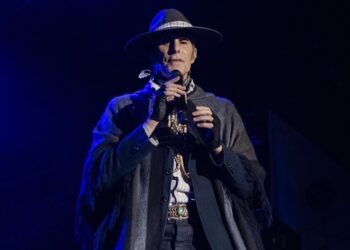 perry-farrell-is-also-suing-ex-jane’s-addiction-bandmates