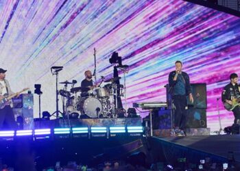 coldplay-concert-‘kiss-cam’-moment-goes-viral-when-chris-martin-jokes-about-an-affair