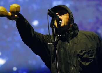 oasis-welcomes-‘lovebirds’-safe-from-coldplay-‘camera-s***’