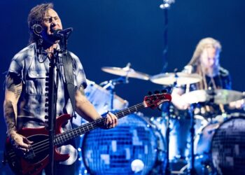 swing,-kid,-swing:-watch-shinedown-members-throw-out-first-pitch