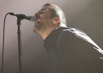 oasis-pays-tribute-to-ozzy-osbourne-with-‘live-forever’-&-‘rock-‘n’-roll-star’-at-london-show