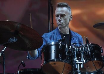 ex-pearl-jam-drummer-matt-cameron-playing-concert-with-is-this-real?-side-project