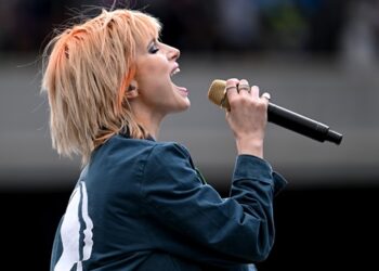 hayley-williams-removes-surprise-songs-from-website