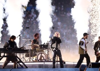 watch-linkin-park-rock-london-with-live-‘the-emptiness-machine’-video