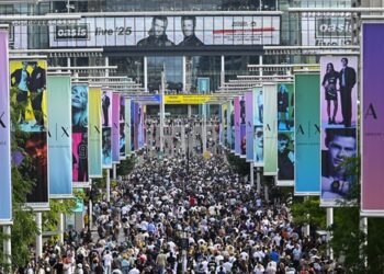 oasis-mourns-fan-who-died-during-wembley-stadium-concert