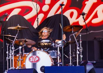 stp’s-eric-kretz-drops-off-joe-perry-project-tour-for-family-emergency