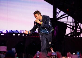 chris-martin-hopes-to-‘make-lemonade’-following-coldplay-kiss-cam-scandal