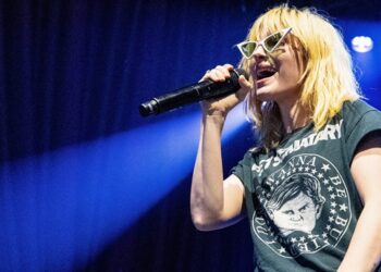 hayley-williams-rocks-with-the-linda-lindas-at-london-show