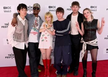 turnstile-reunites-with-hayley-williams-during-us-tour-kickoff