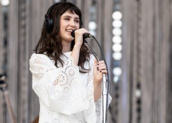 clairo-signs-new-record-deal-with-atlantic