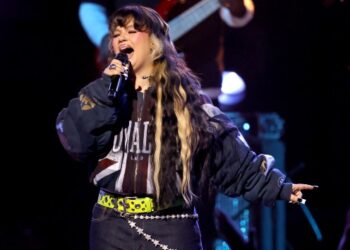 lola-young-is-‘doing-okay’-after-collapsing-onstage-at-all-things-go-festival