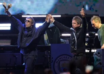 cham-page-supernova:-oasis-announces-photo-book-capturing-reunion-tour