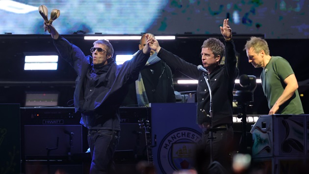 cham-page-supernova:-oasis-announces-photo-book-capturing-reunion-tour