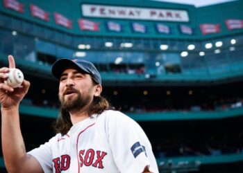 noah-kahan-returning-to-fenway-park-(sort-of)-in-november