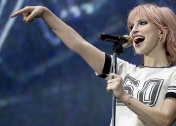 and-after-all-this-time,-you-can-watch-lewis-capaldi-cover-paramore’s-‘still-into-you’